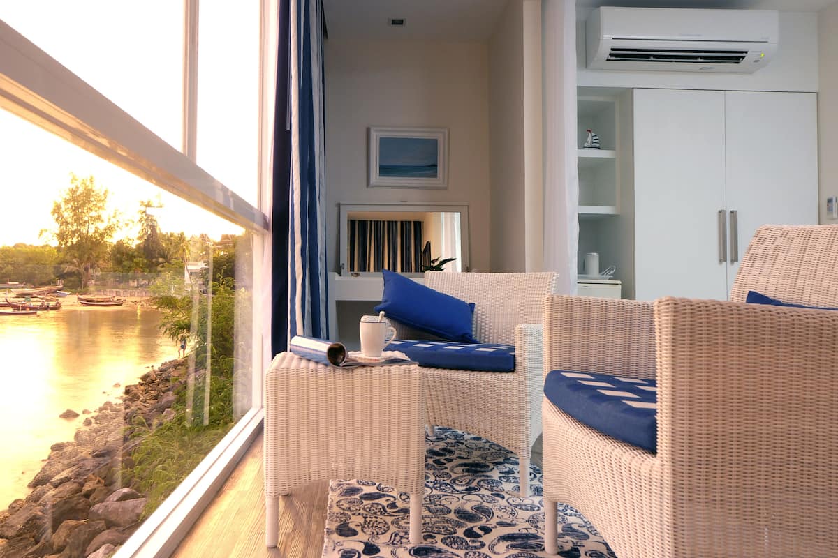 premier double room, non smoking, oceanfront (boat quay sea front) | living area | 32-inch led tv with cable channels, tv, books