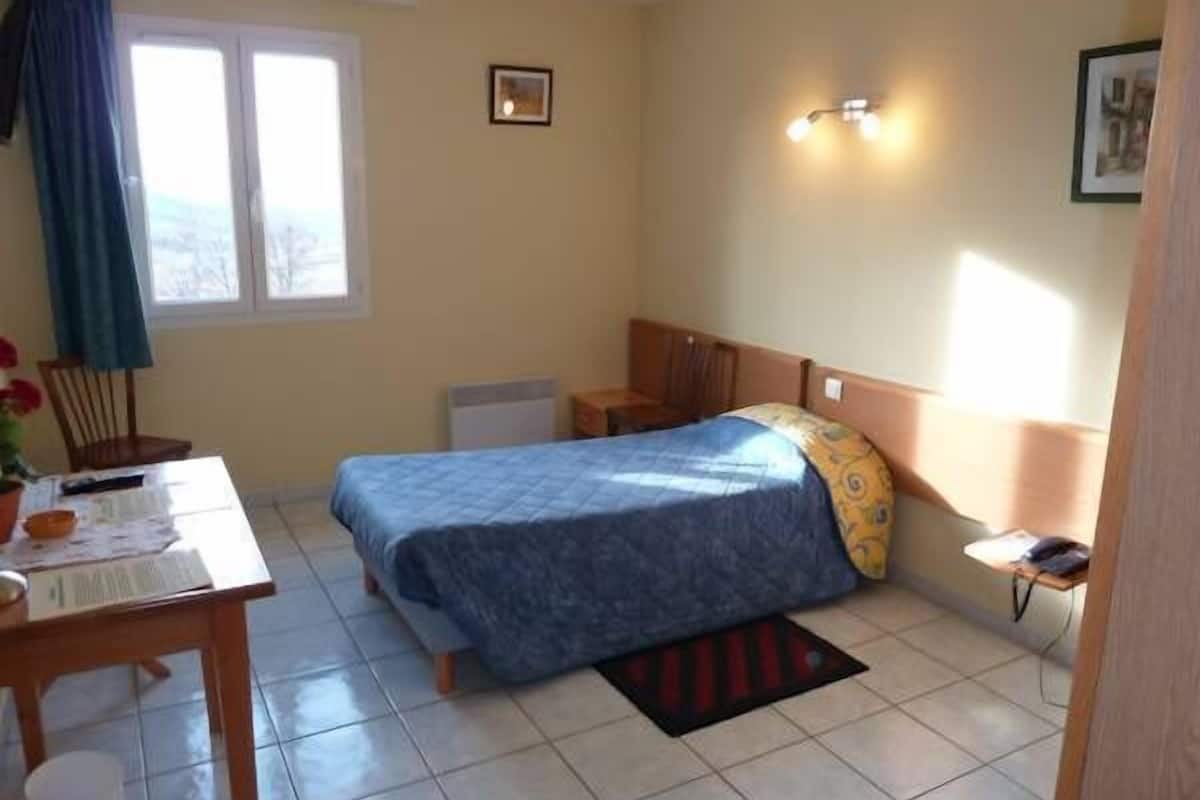 standard double room, private bathroom | soundproofing, free wifi