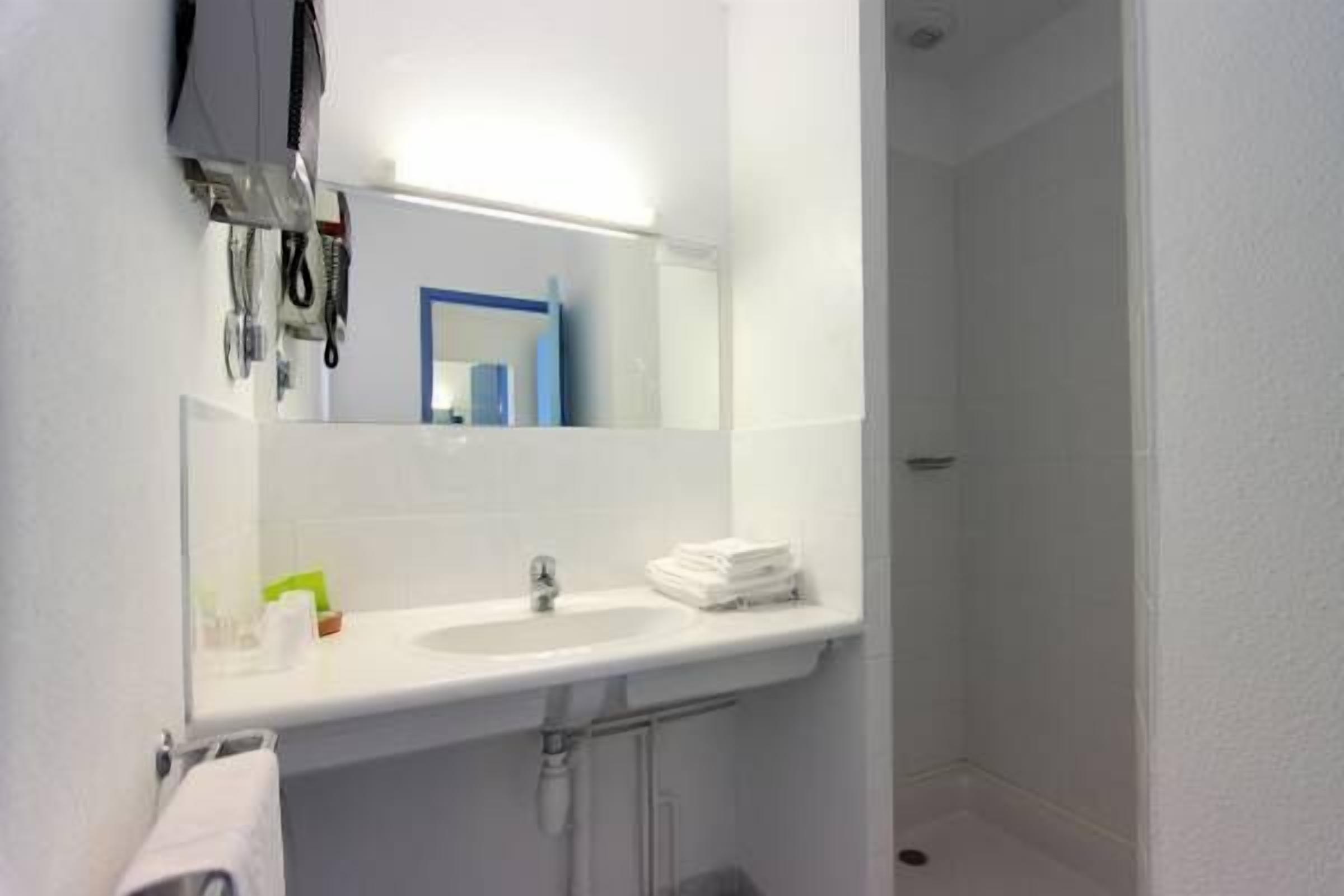 standard double room, private bathroom | soundproofing, free wifi
