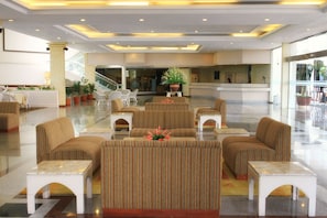 Lobby sitting area - Grand Mutiara Hotel Berastagi (Berastagi)