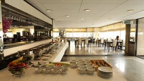 Una mesa de buffet con diversos alimentos y platos.