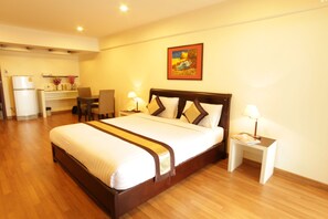 In-room safe, desk, free WiFi, bed sheets - Nanatai Suites (Bangkok)
