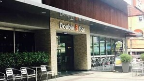 Un Bar Double B con terraza y fachada moderna.