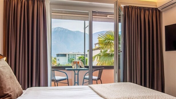 Minibar, in-room safe, desk, cribs (surcharge) - Hotel Polo Inn (Ascona)
