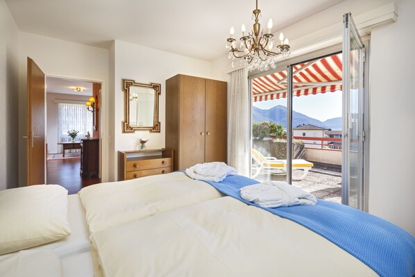 ميني بار وخزنة داخل الغرفة ومكتب وأسرّة أطفال/رضّع