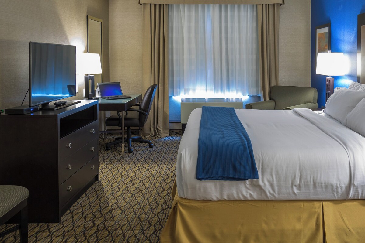 Standard Room, 1 King Bed | Desk, iron/ironing board, WiFi (free), bed sheets