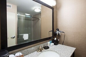 Đồ dùng nhà tắm miễn phí, máy sấy tóc, khăn tắm, xà phòng 