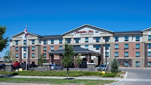 A Hampton Inn hotel with a modern design, featuring multiple floors and a prominent entrance. - Hampton Inn Saskatoon South (Saskatoon)