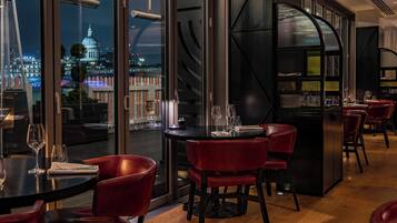 Petit déjeuner et déjeuner servis sur place, restauration en plein air