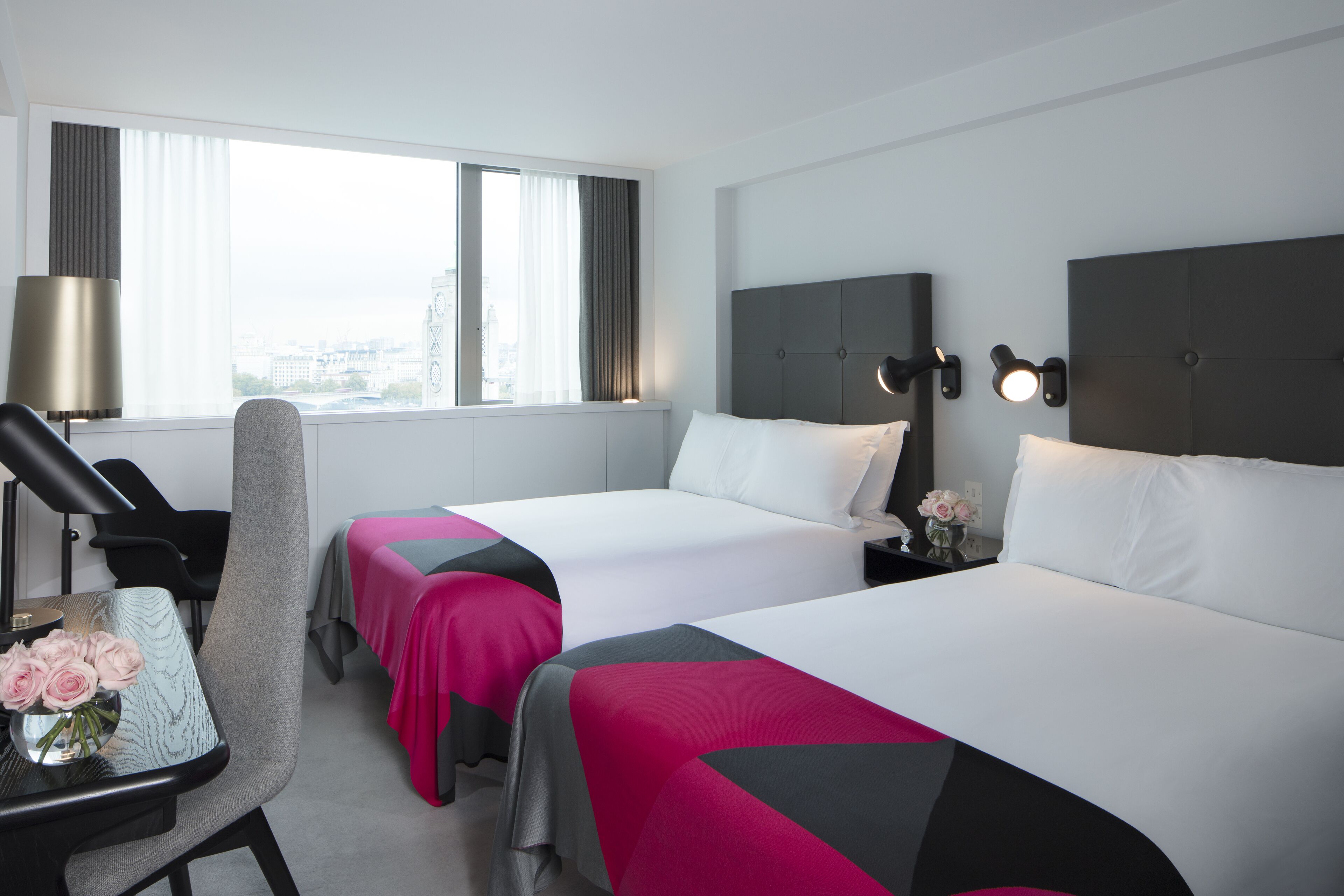 高档床上用品、迷你吧、客房内保险箱、特色装修