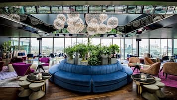 2 bars/lounges, bar met dakterras, cocktailbar