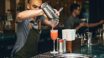 Een bartender schenkt een drankje in.