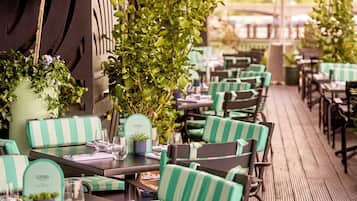 Breakfast, lunch, dinner served; British cuisine, alfresco dining