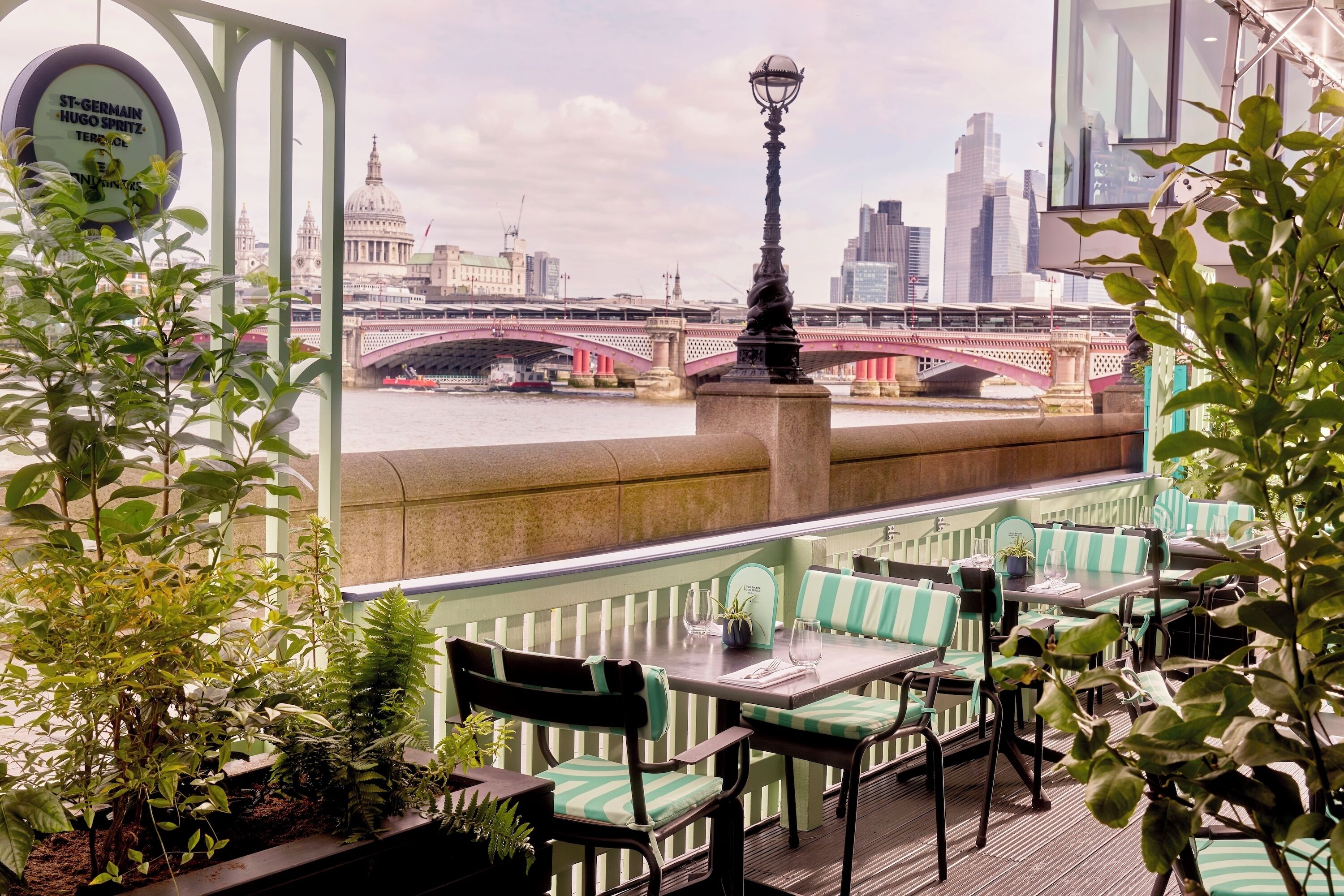 Petit déjeuner et déjeuner servis sur place, restauration en plein air 