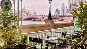 Petit déjeuner et déjeuner servis sur place, restauration en plein air