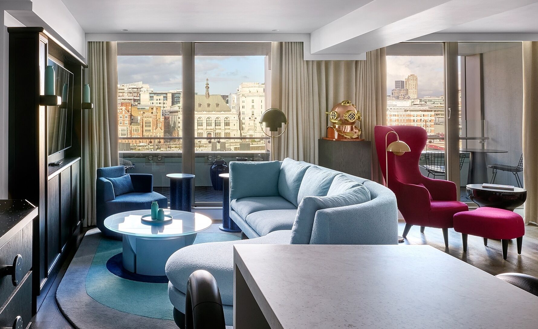 River View Balcony Suite | Ylelliset vuodevaatteet, minibaari, tallelokero huoneessa