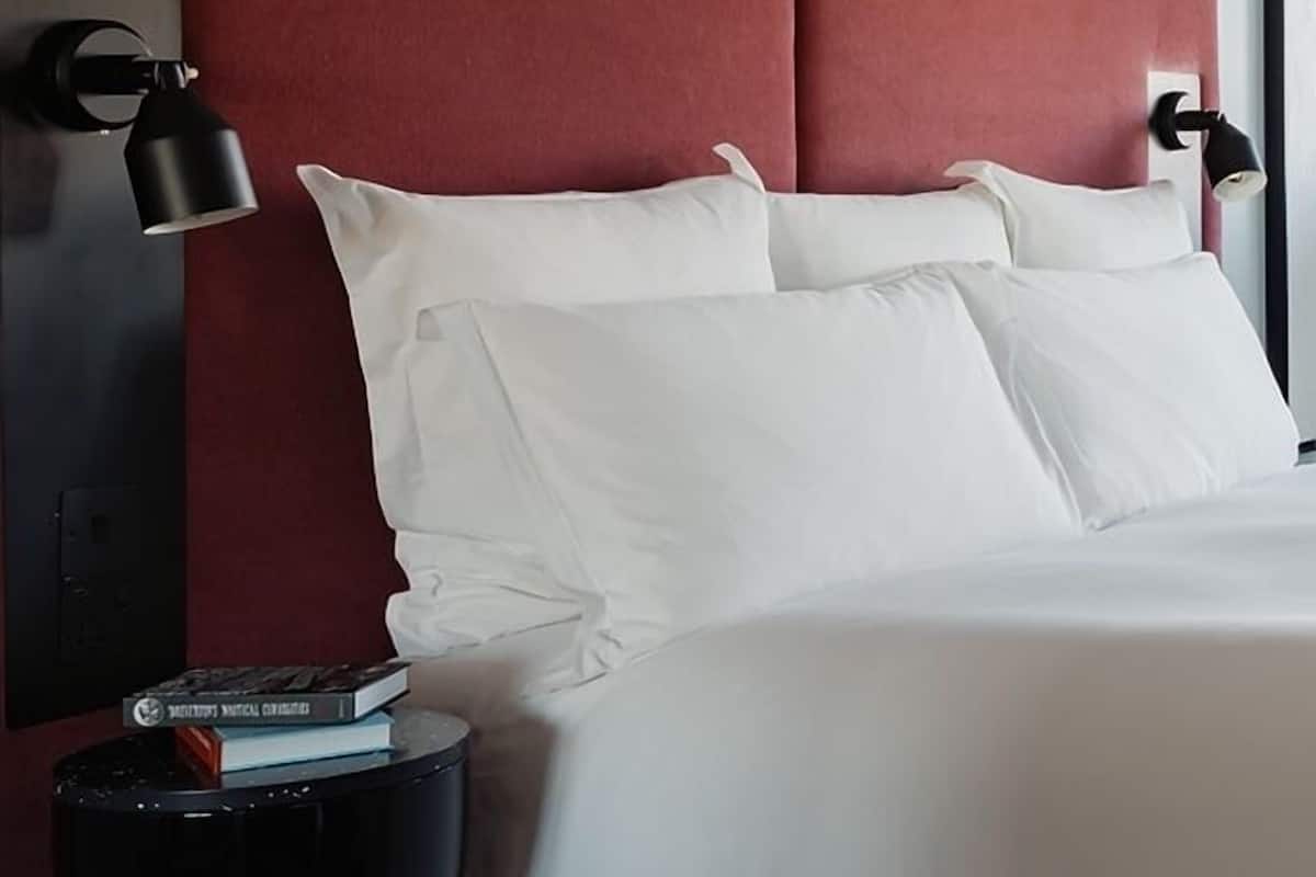 One Bedroom Suite | Ylelliset vuodevaatteet, minibaari, tallelokero huoneessa