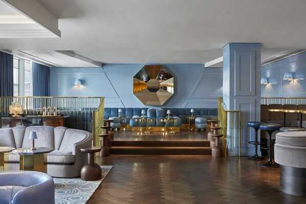 2 bars/lounges, rooftop bar, cocktail bar