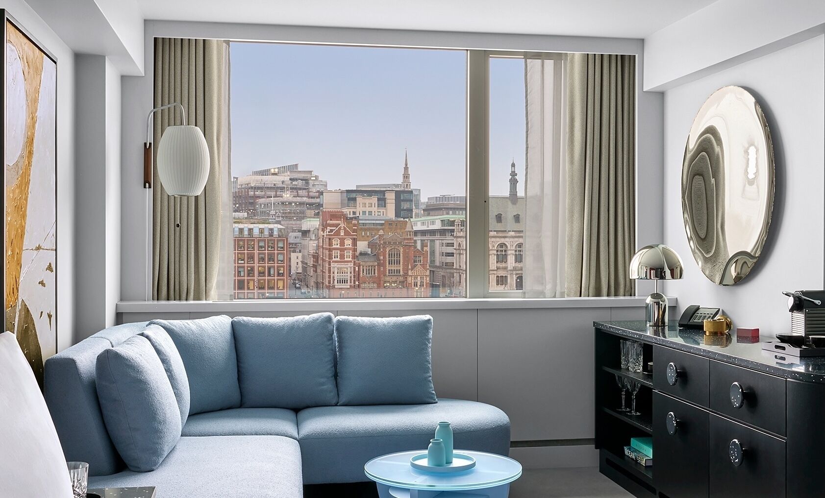 River View One Bedroom Suite | Ylelliset vuodevaatteet, minibaari, tallelokero huoneessa