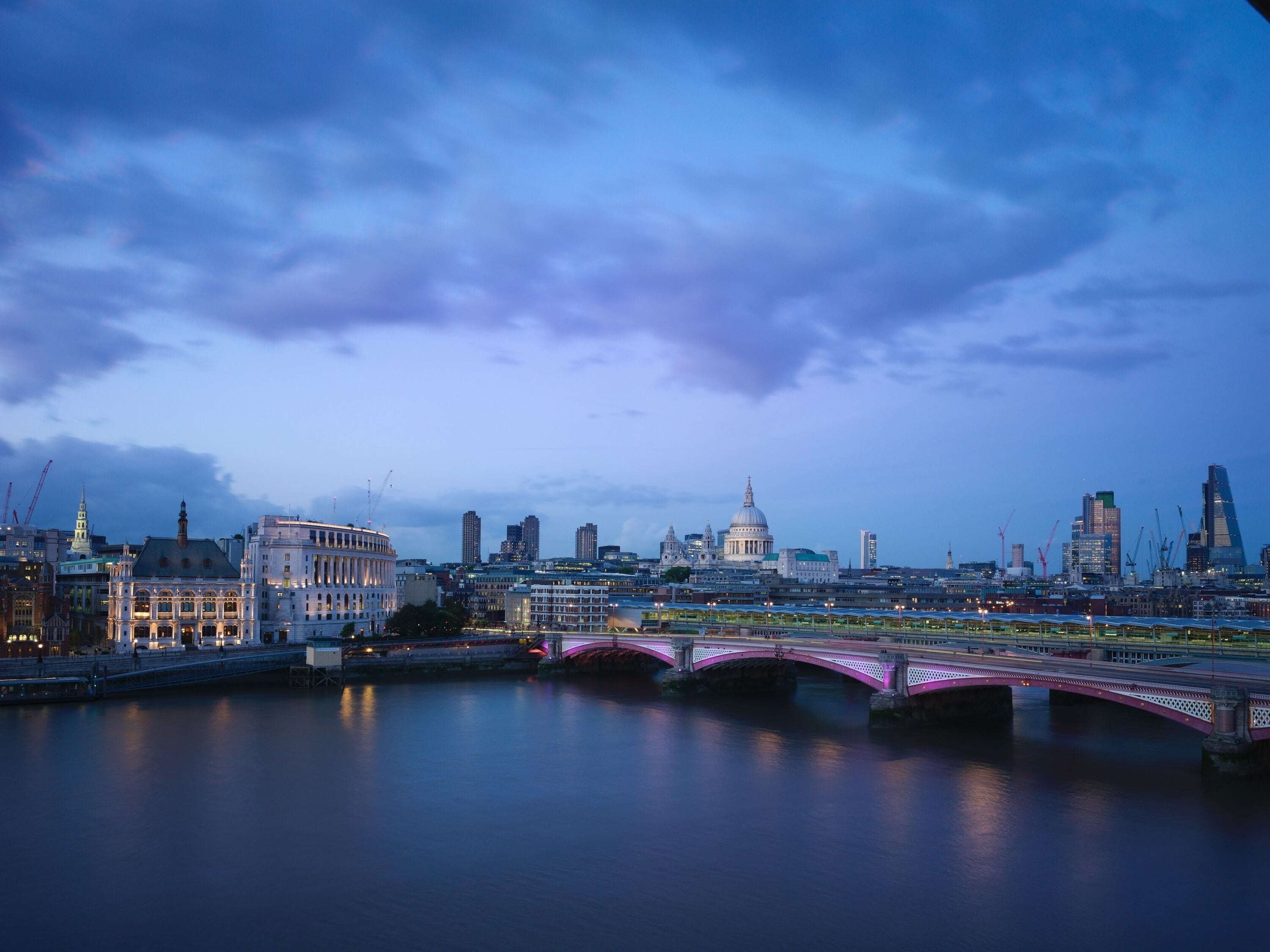 River View Balcony Suite | 高档床上用品、迷你吧、客房内保险箱、特色装修