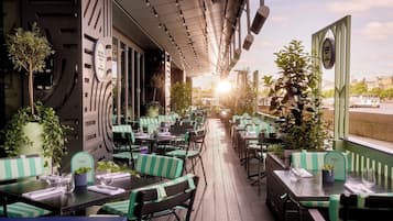 Petit déjeuner et déjeuner servis sur place, restauration en plein air