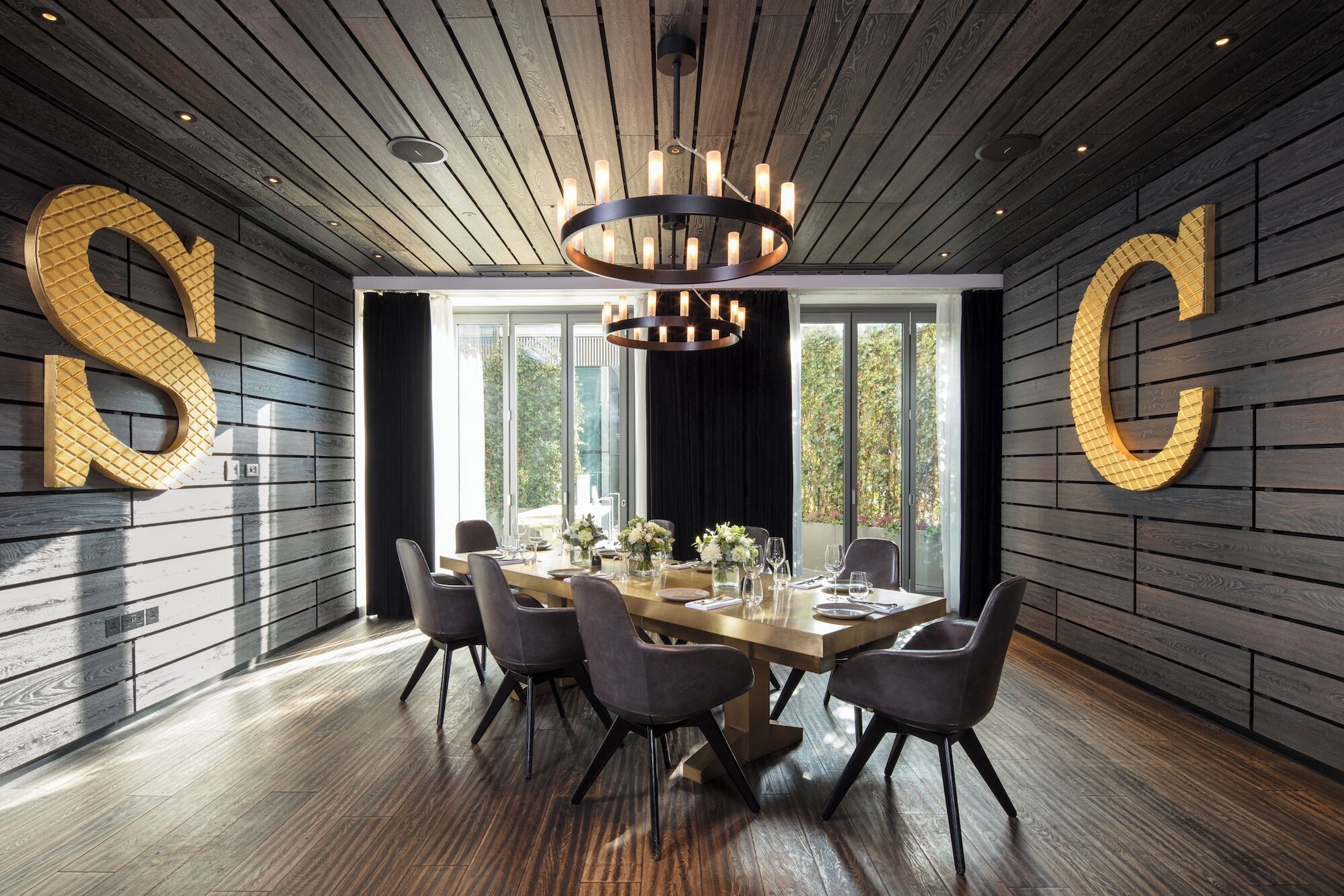 breakfast, lunch, dinner served; british cuisine, al fresco dining