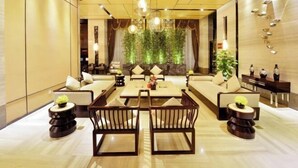 Lobby-lounge