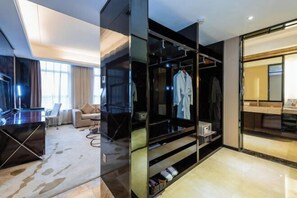 Minibar, in-room safe, alarm clocks - Shenhang International Hotel (Zunyi)