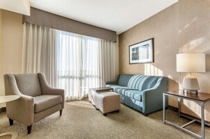 Cofres nos quartos, escrivaninha, cortinas blackout