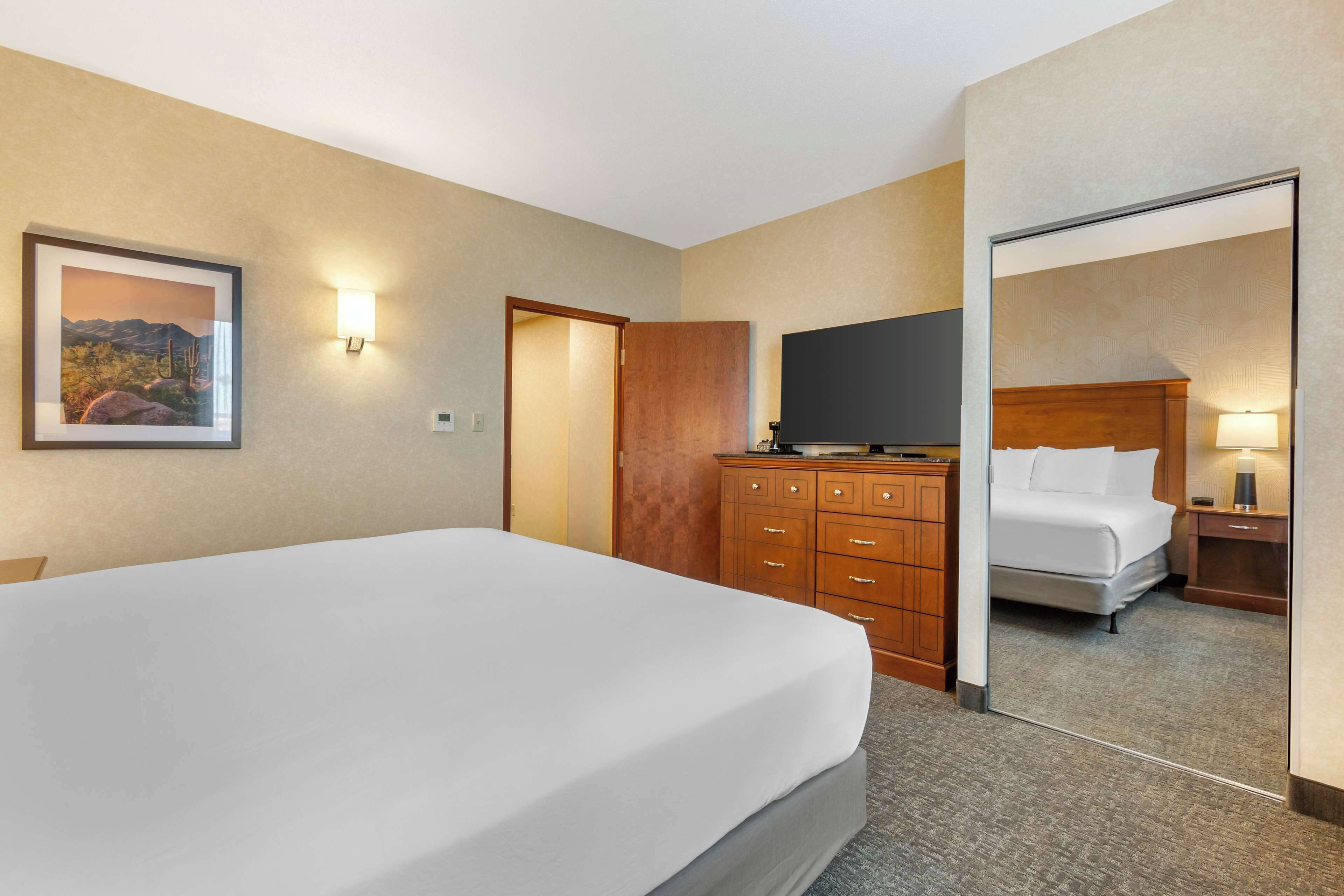 Room, 1 King Bed, Accessible (Meeting, Tub, 2 Rooms)
