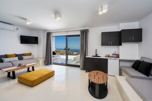 Villa Lava with Hot Tub Jacuzzi | Zona de estar | Una televisión de pantalla plana