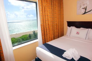 Caja de seguridad en la habitación y tabla de planchar con plancha