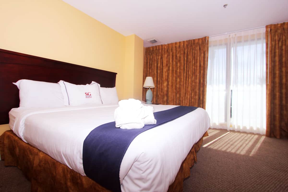 Deluxe City View Room with King Bed | Pengeskab på værelset, strygejern/strygebræt