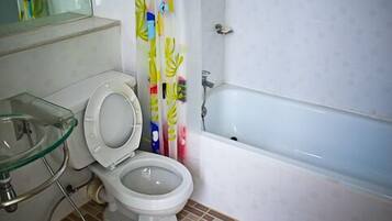 Suite | Badezimmer | Dusche, kostenlose Toilettenartikel, Haartrockner, Handtücher