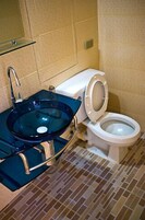 Suite | Bathroom | Shower, free toiletries, hair dryer, towels