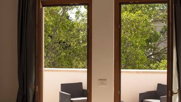 Panoramic-Doppelzimmer, Terrasse, Gartenblick | Minibar, Schreibtisch, laptopgeeigneter Arbeitsplatz