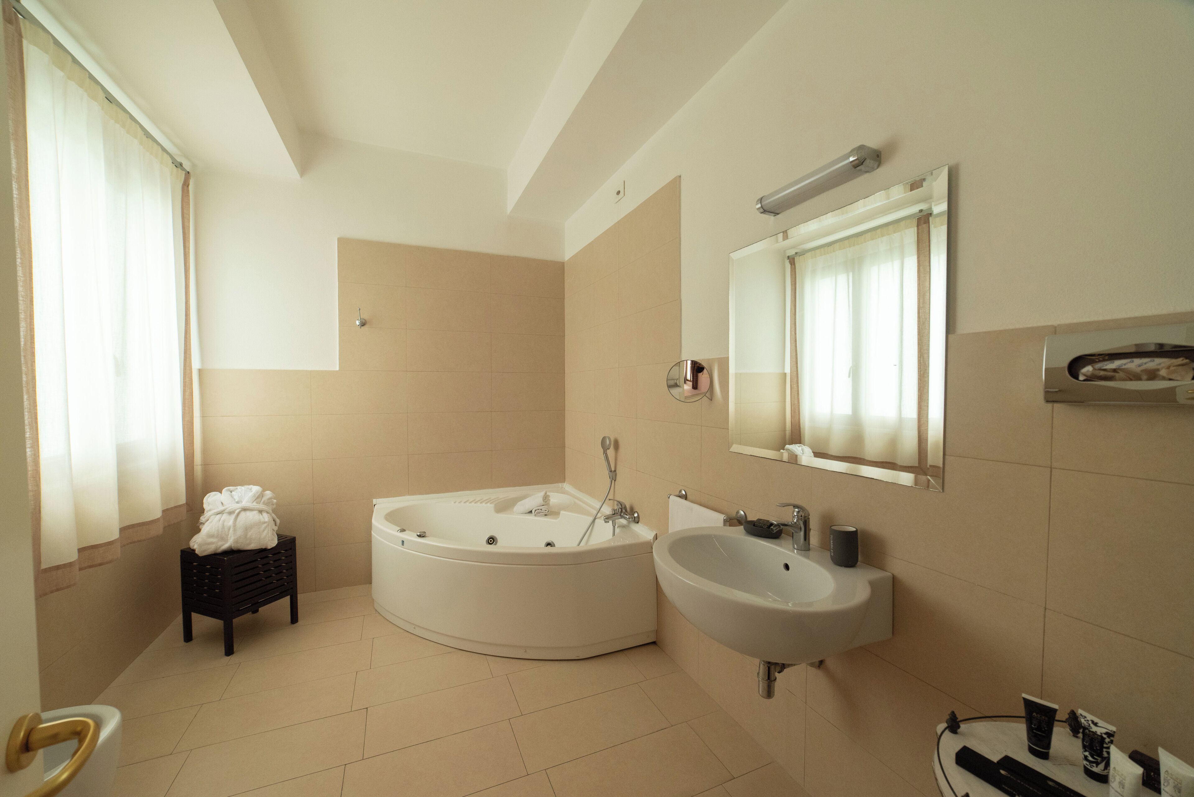 Un bagno moderno con una vasca freestanding, un lavabo e uno specchio.