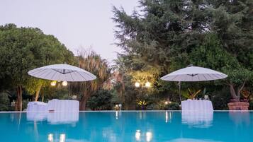 AuĂenpool, Sonnenschirme, LiegestĂŒhle