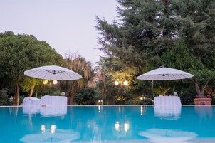 Piscina externa, guarda-sóis, espreguiçadeiras