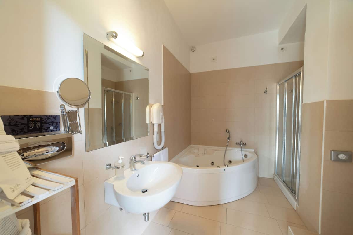 junior studio suite, jetted tub, garden view | bathroom | free toiletries, hair dryer, slippers, bidet