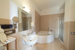 Junior Studio Suite, Jetted Tub, Garden View | Bathroom | Free toiletries, hair dryer, slippers, bidet