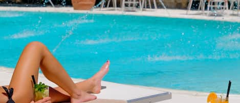 Piscine extérieure, parasols de plage, chaises longues