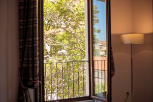 Habitación Deluxe doble, bañera de hidromasaje, vistas al jardín | Minibar, escritorio, espacio para trabajar con un portátil