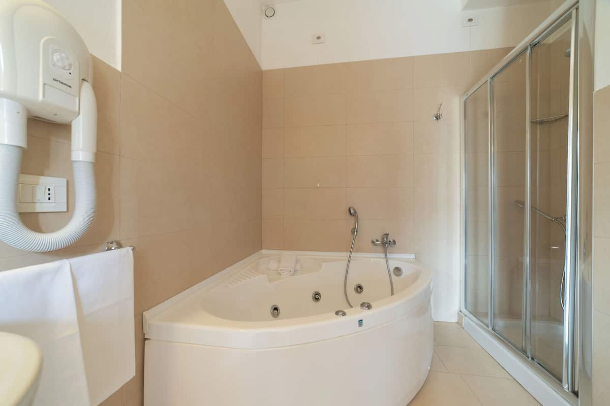 junior studio suite, jetted tub, garden view | private spa tub
