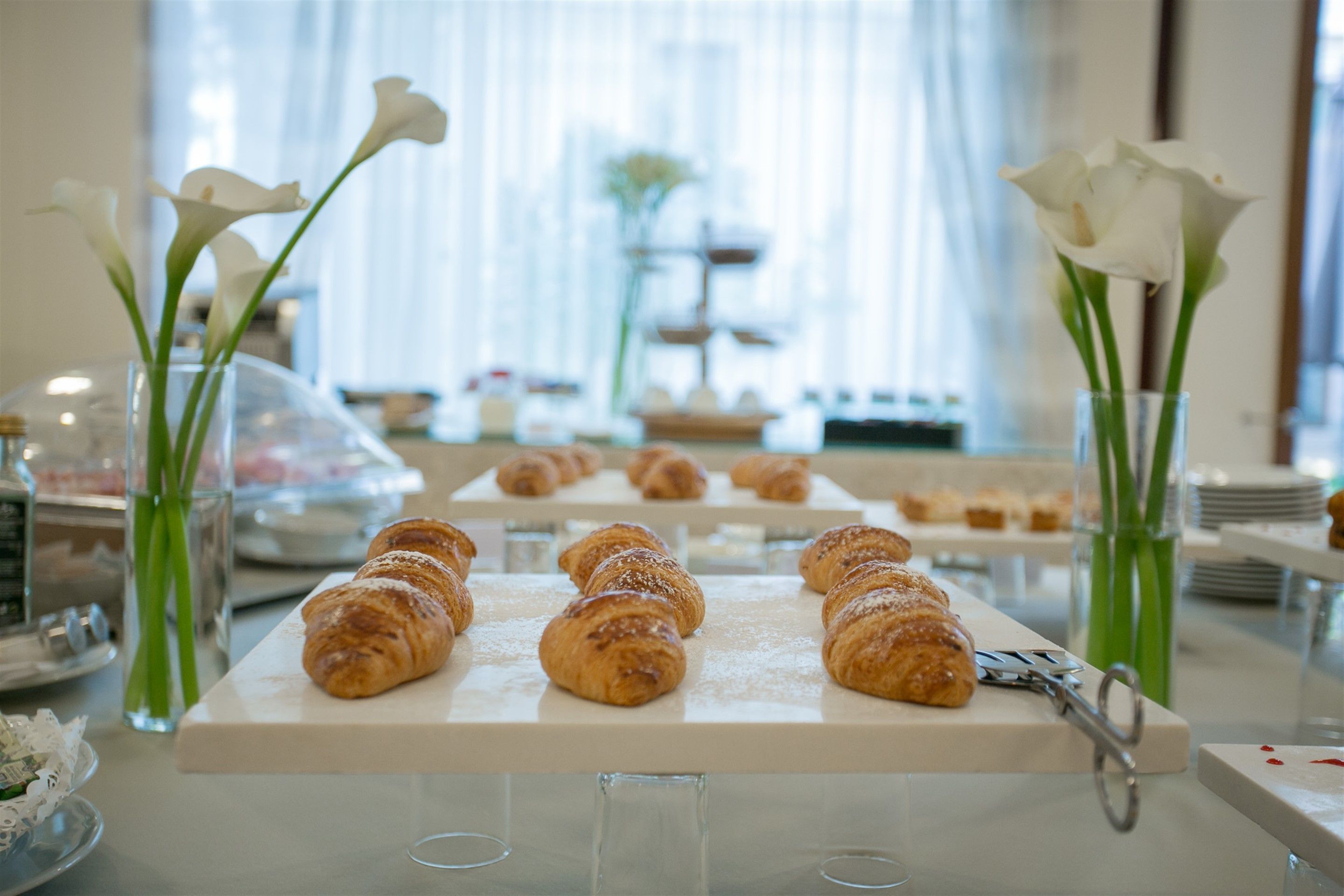 Una mesa de buffet con pasteles y un par de tijeras.