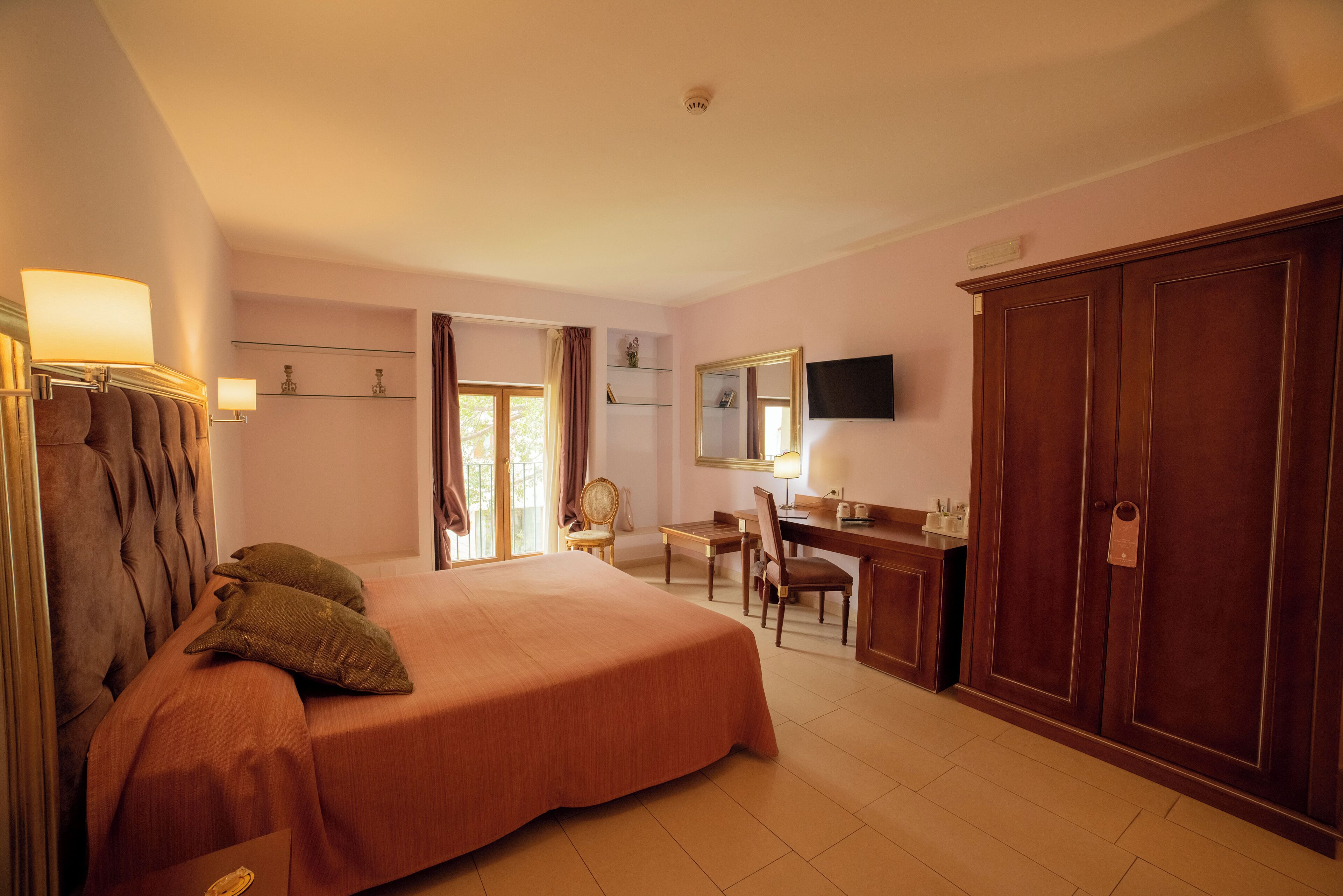 deluxe double room, jetted tub, garden view | 1 bedroom, minibar, desk, laptop workspace