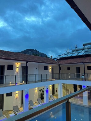 室外游泳池，日光浴躺椅