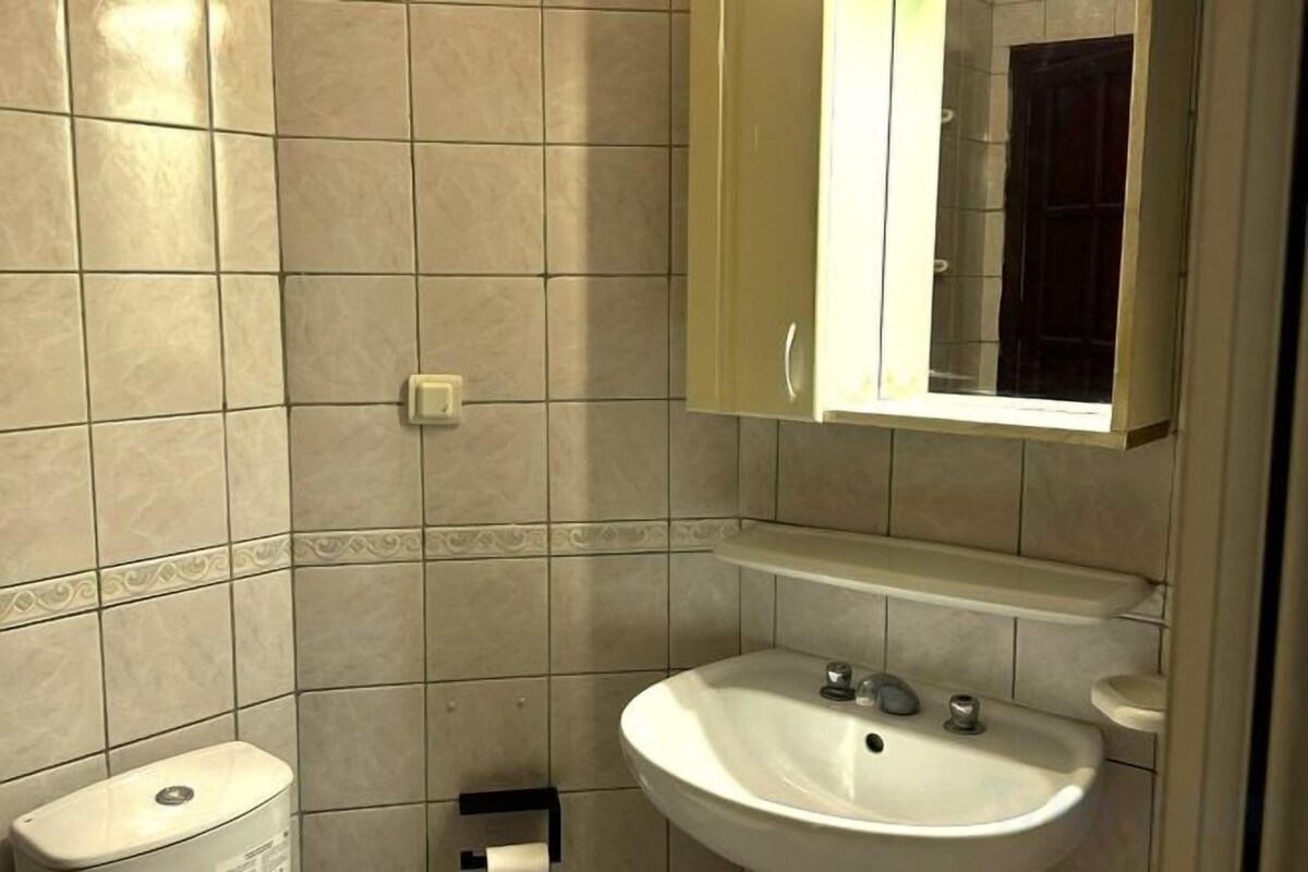 Shower, hair dryer, towels, shampoo