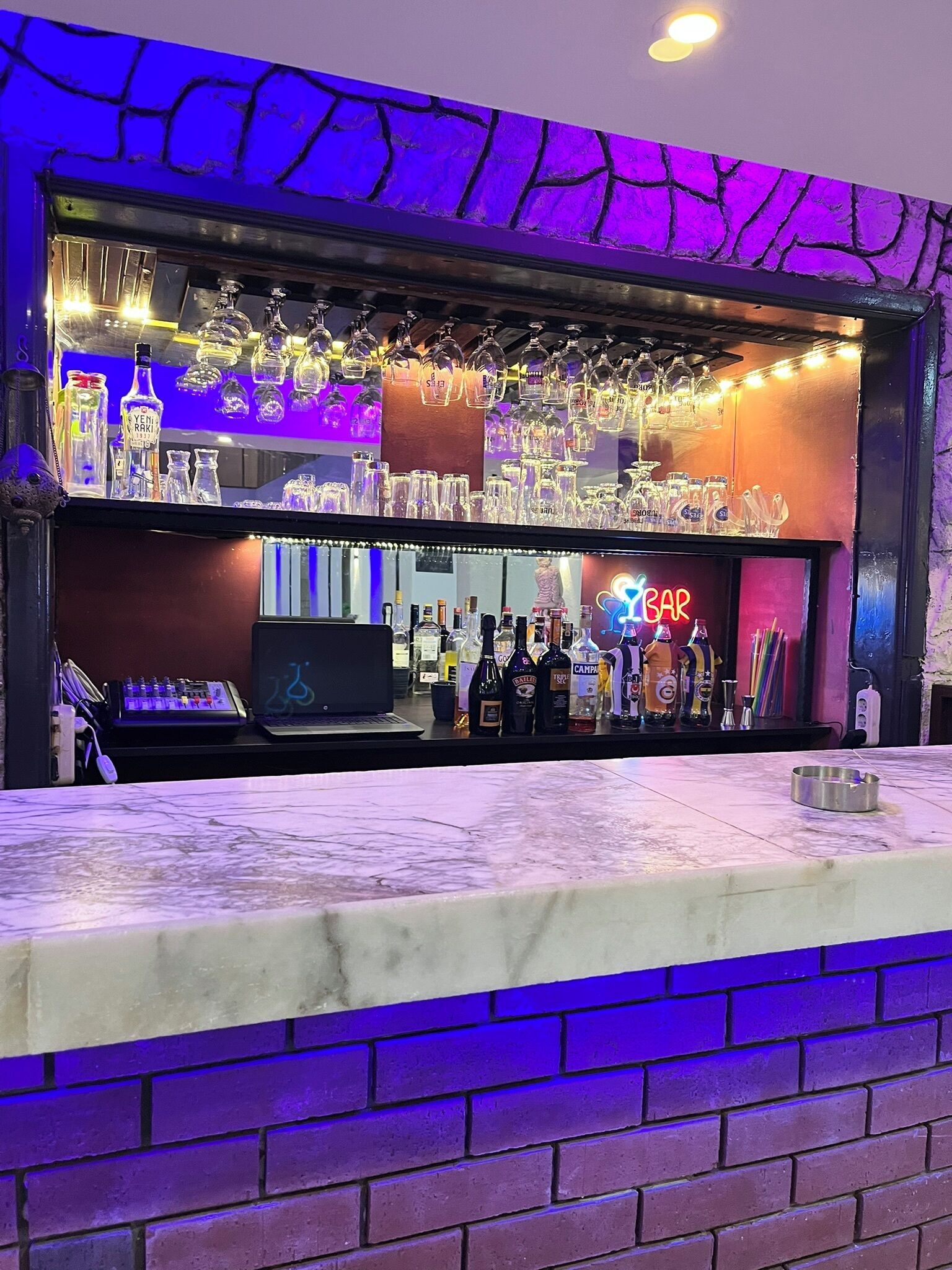 2 bars/lounges, een poolbar