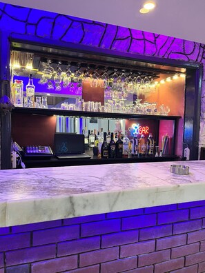 2 bares y bar junto a la piscina